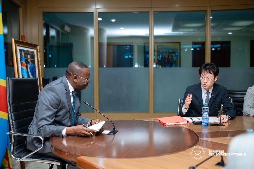 意見交換をする川瀬アフリカ第一課長とダニエル・ムココ・サンバ副首相兼国家経済大臣