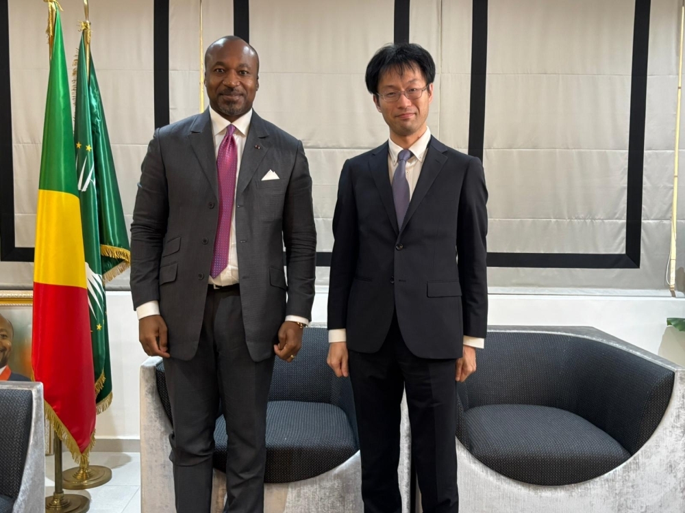 写真撮影に応じる川瀬アフリカ第一課長とドゥニ・クリステル・サス・ンゲソ国際協力・官民連携推進大臣