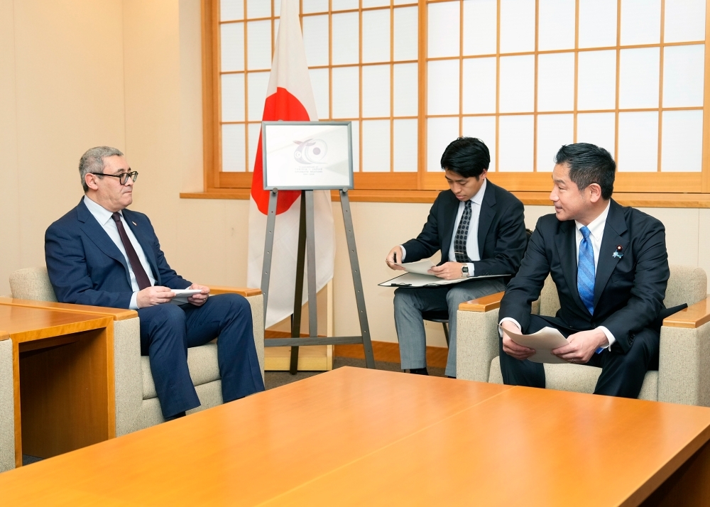 意見交換をする大西外務大臣政務官とシャッフラ駐日チュニジア大使