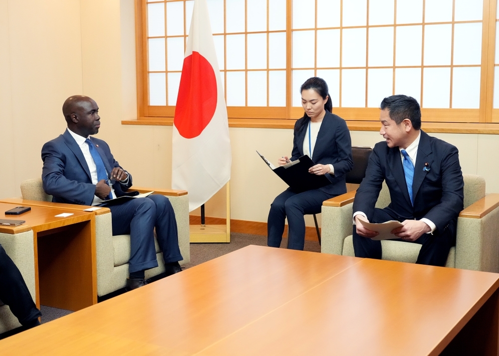 ジャン・アントワーヌ・デュフ駐日セネガル共和国大使（左）と日本国旗の前でソファに座って斜めに向かい合って話す大西洋平外務大臣政務官（右）