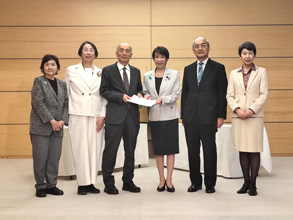 共同声明を受け取る高市総理大臣とカルコン委員らによる記念写真