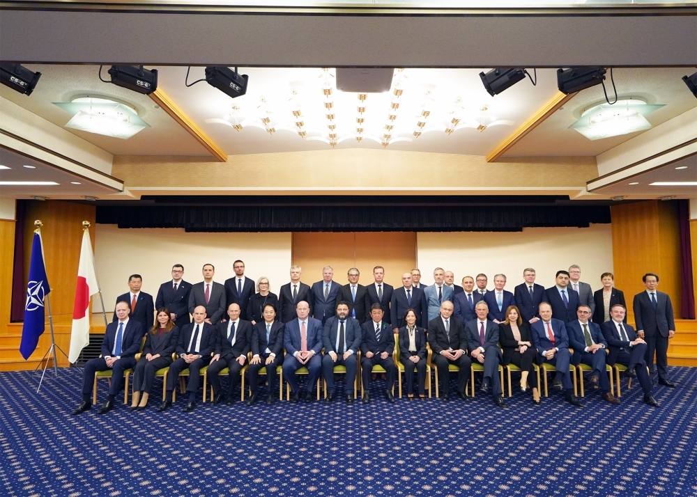 茂木外務大臣とNATO加盟国常駐代表等との記念写真
