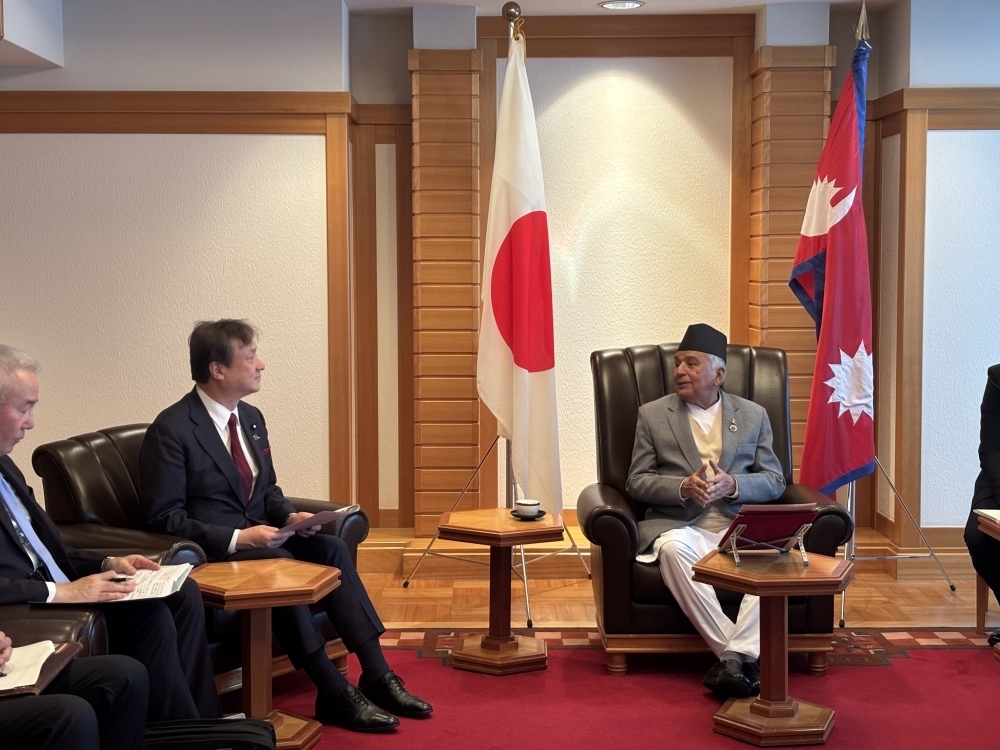 ポーデル・ネパール大統領と会談する堀井外務副大臣