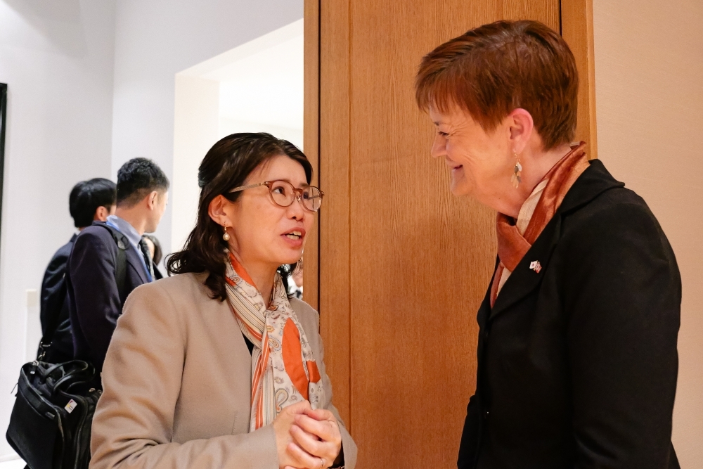 国光外務副大臣（左）と懇談するイグルム駐日ノルウェー大使（右）