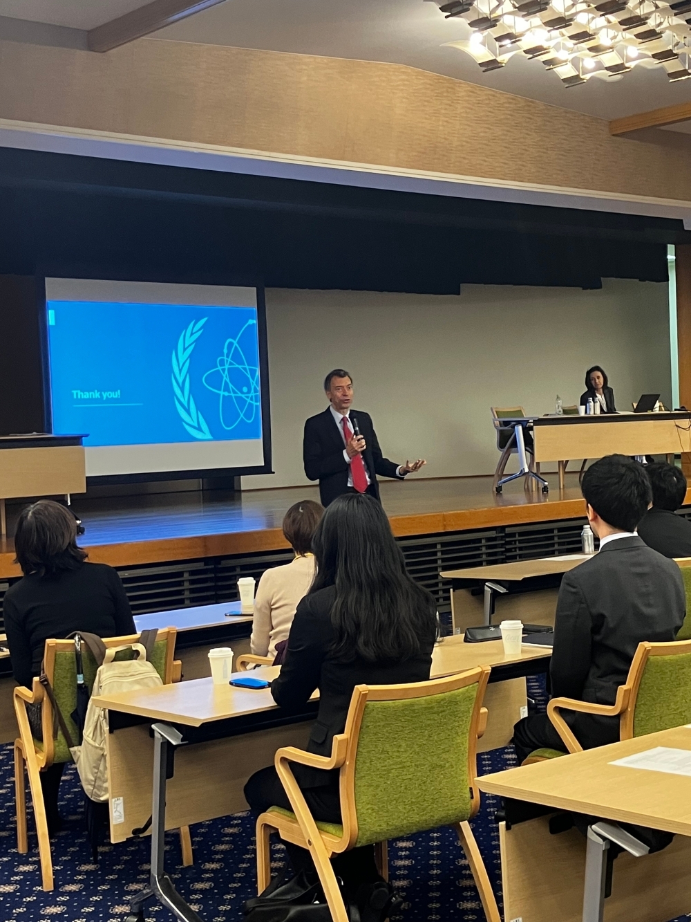 参加者に向けて説明をするフローベルIAEA人事部長