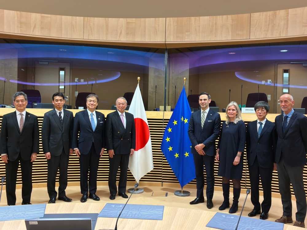 政府関係者との集合写真