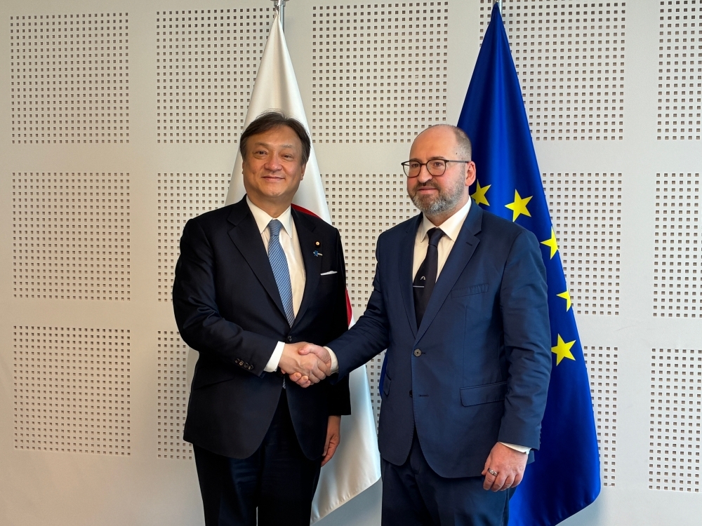 ビエラン欧州議員と握手する堀井副大臣