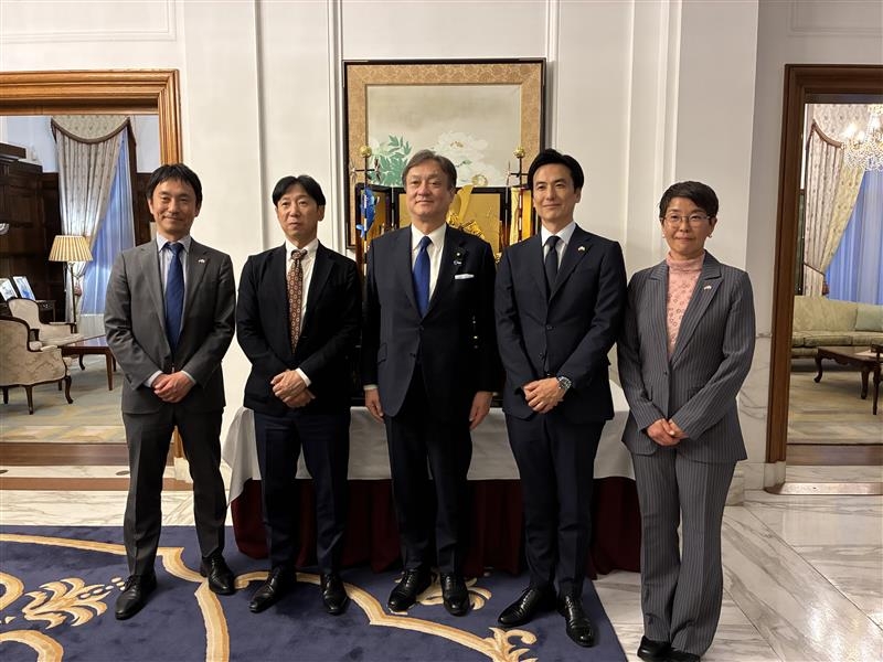 堀井副大臣と日本企業関係者4名の集合写真