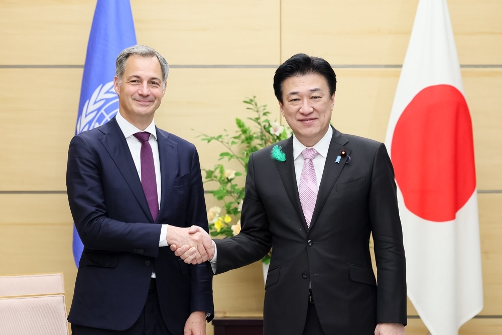 握手をする木原官房長官とドゥ＝クローUNDP総裁