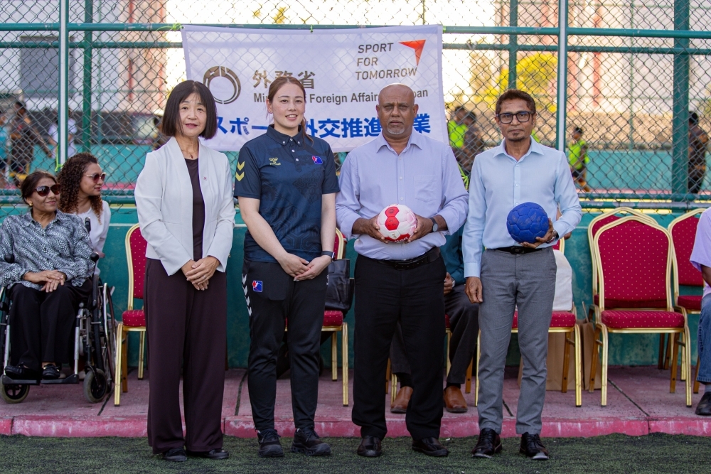 モルディブへのハンドボール用具の引き渡し式の様子