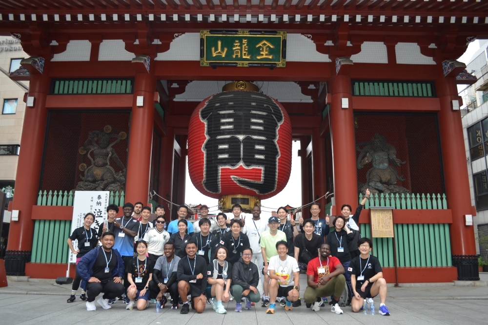 雷門前での参加者集合写真