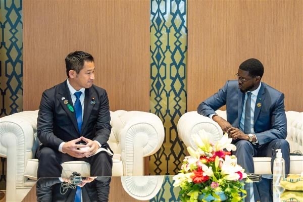 意見交換をする大西外務大臣政務官とファイ・セネガル大統領