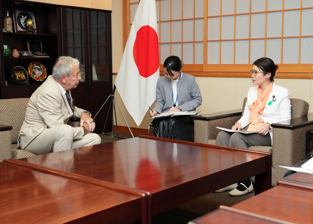 アパロ事務次長と懇談する国光副大臣の様子