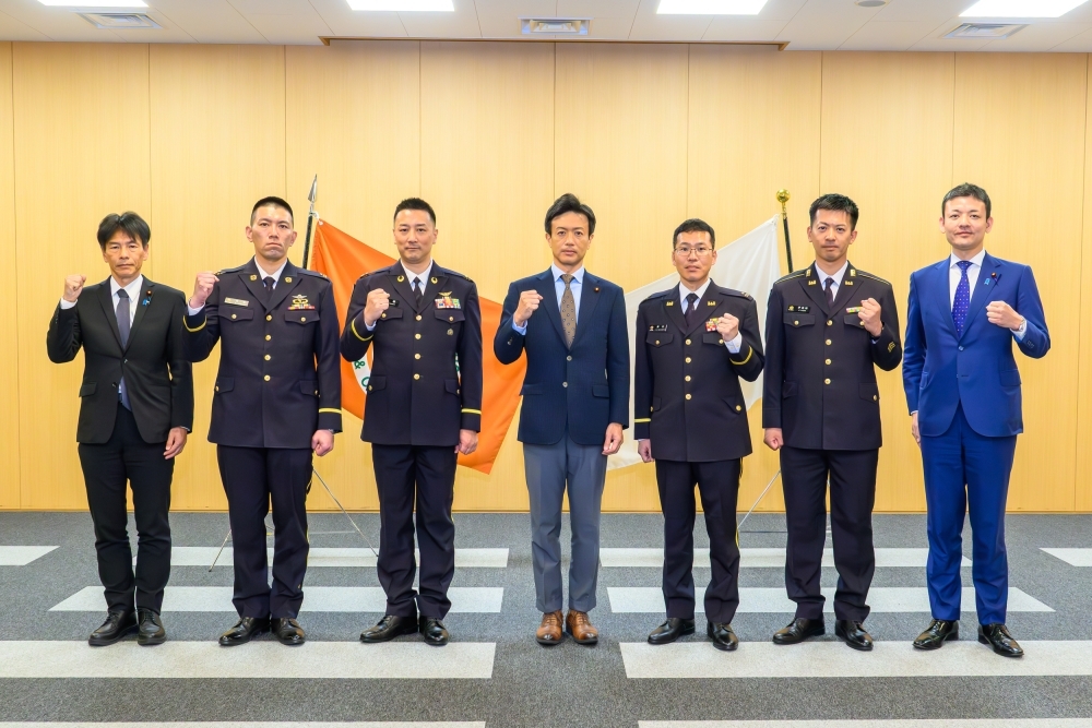 記念撮影（派遣4名＋各政務）