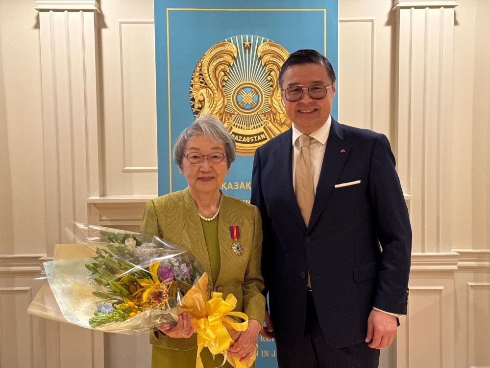 花束を抱える川口元大臣外務大臣と駐日カザフスタン共和国特命全権大使