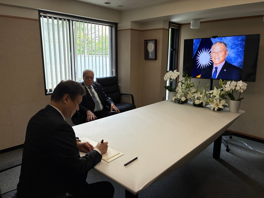 弔意の記帳を行う堀井副大臣