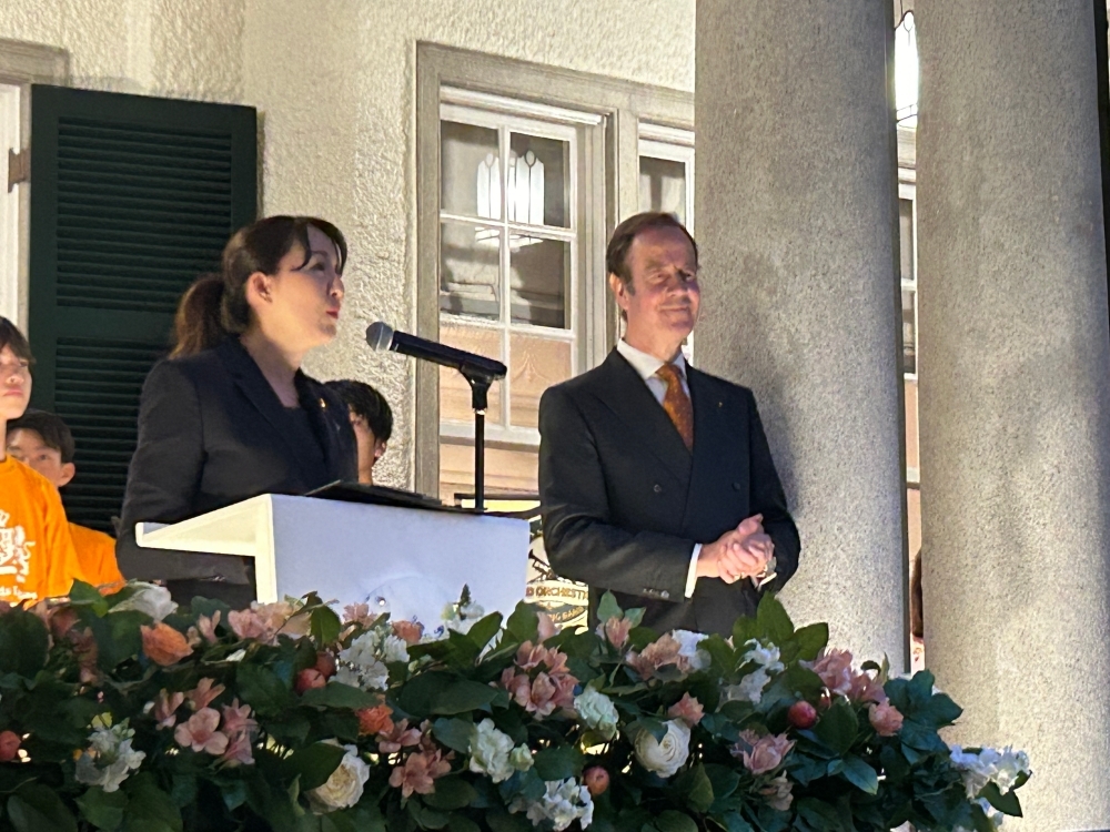 日本政府を代表して挨拶を行う英利政務官の様子