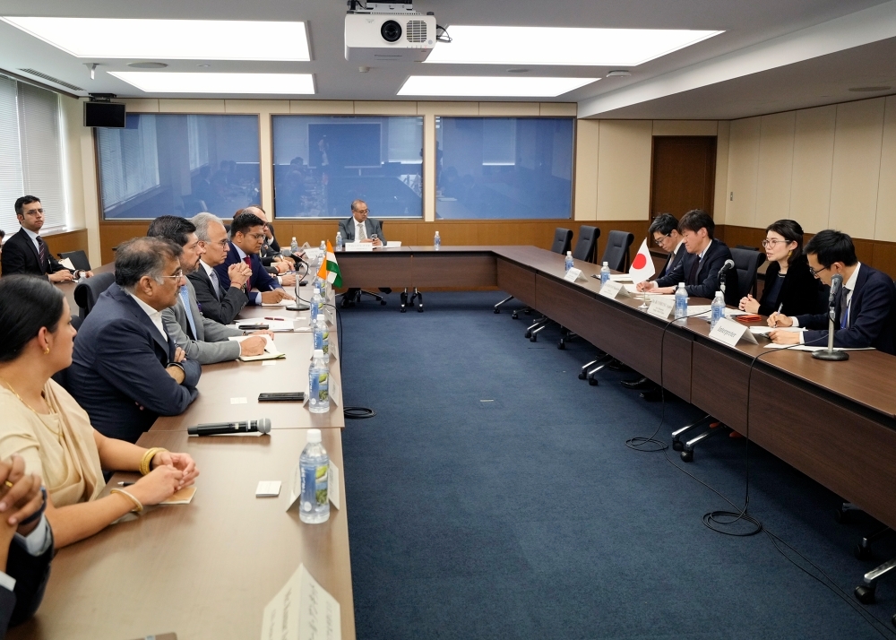 意見交換をする国光外務副大臣とインド工業連盟代表団の様子