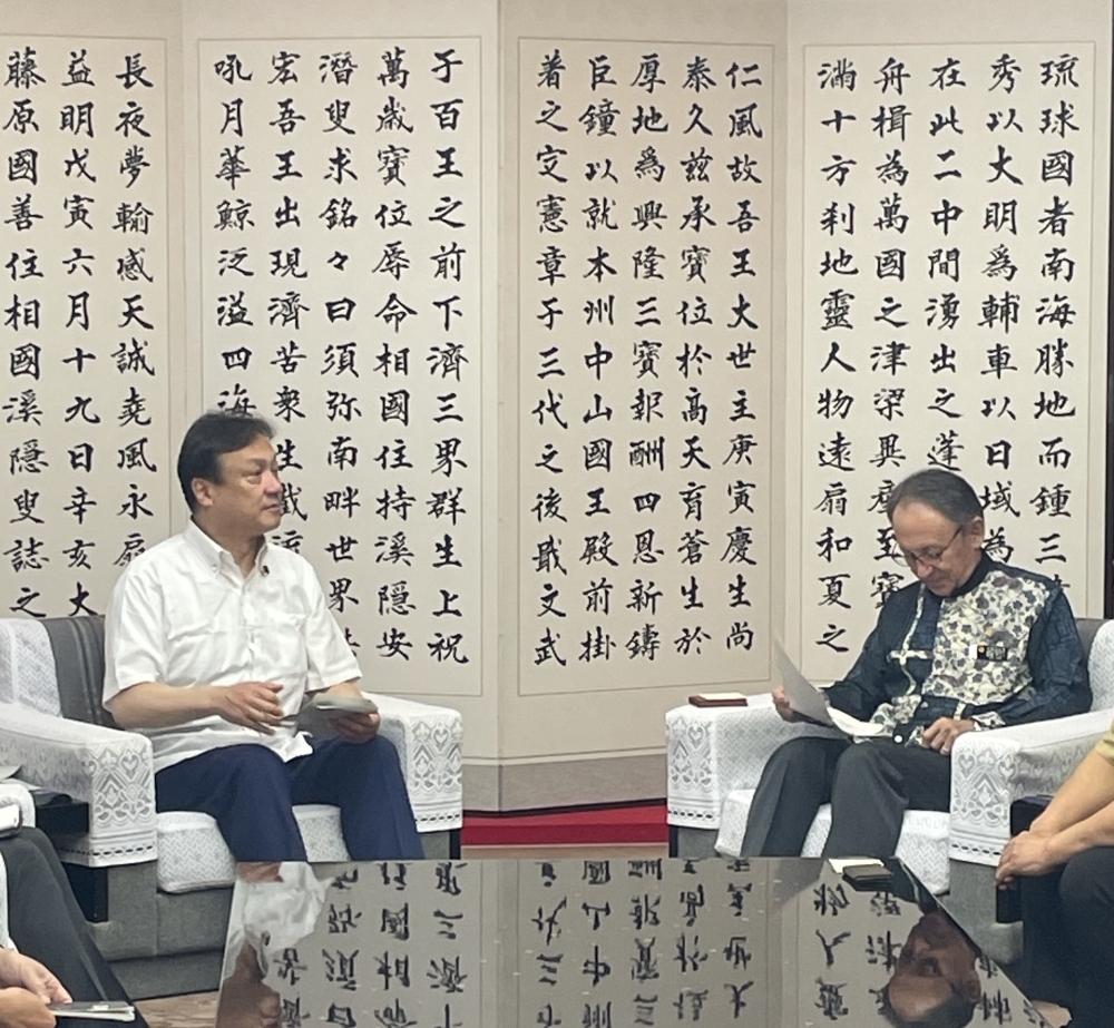 堀井巌外務副大臣と玉城デニー沖縄県知事の会談の様子