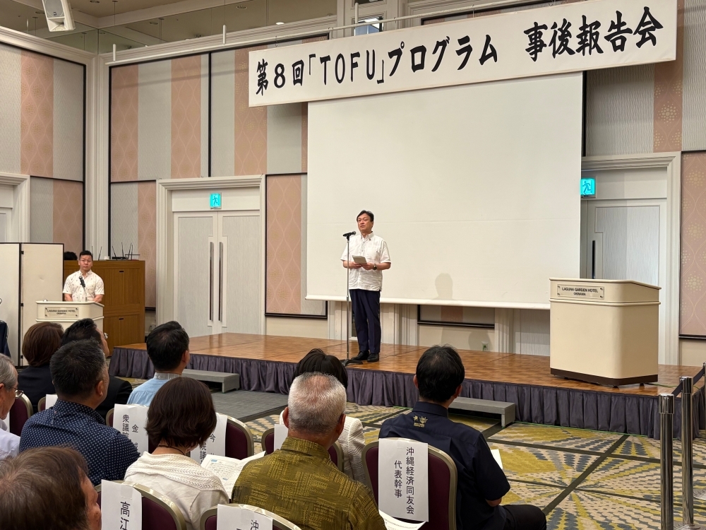 壇上から挨拶する堀井外務副大臣の様子