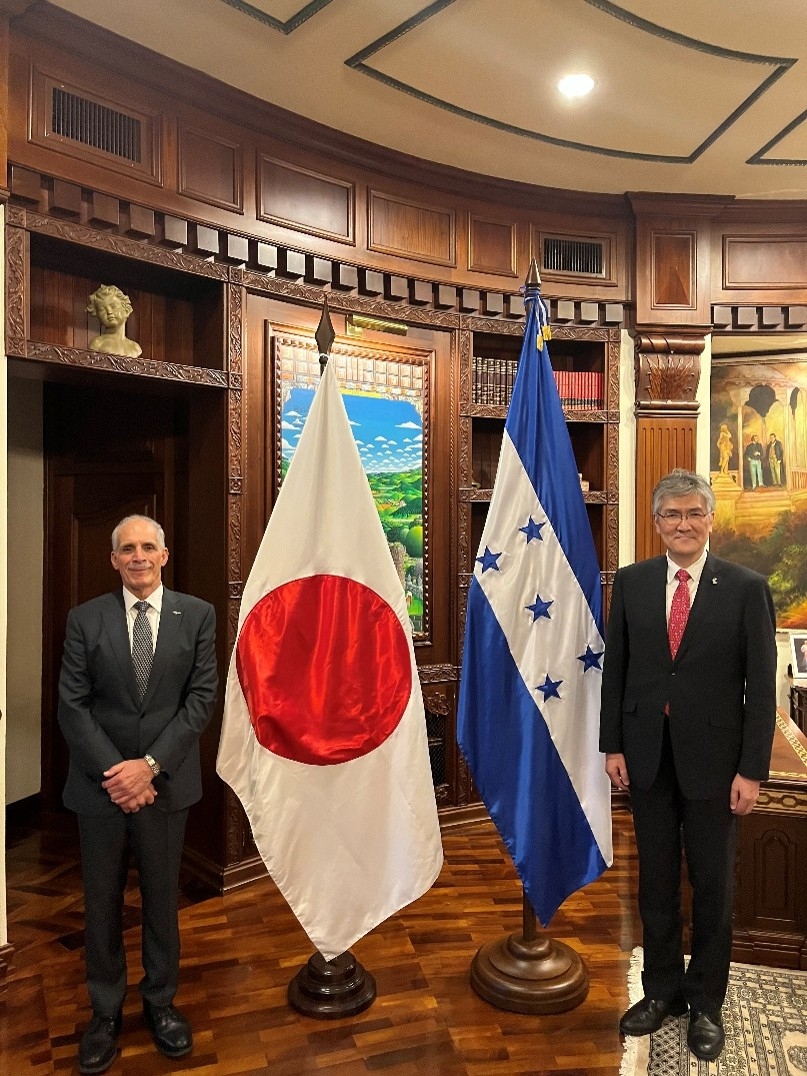 両国国旗の前で写真撮影する石瀬中南米局長とアスフラ大統領