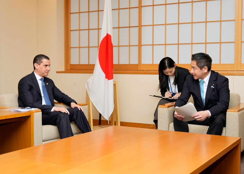 意見交換をする大西外務大臣政務官とラギィ・エルエトレビ駐日エジプト大使