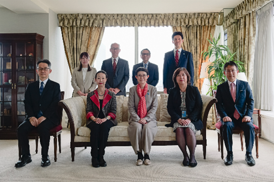 国光副大臣と国際機関で働く日本人職員との集合写真