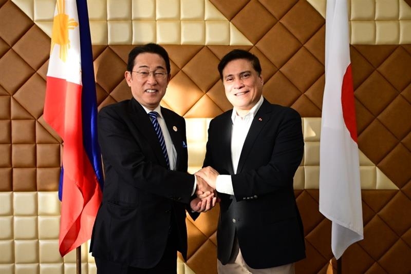 ズビリ上院議員（前上院議長）と握手する岸田総理特使