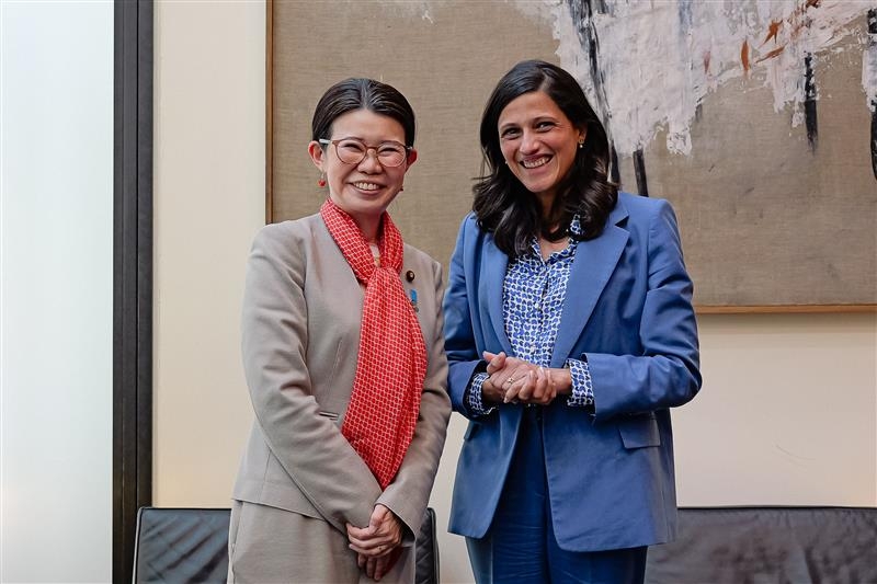写真撮影に応じる国光外務副大臣とエレオノール・カロワ仏欧州・外務大臣付仏語圏・国際連携・在外仏人担当大臣