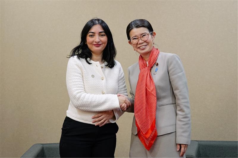 握手をする国光外務副大臣とリーム・アラバリ＝ラドヴァン独経済協力・開発大臣