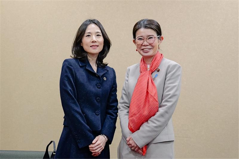 写真撮影に応じる国光外務副大臣とキム・ジナ韓国外交部第二次官