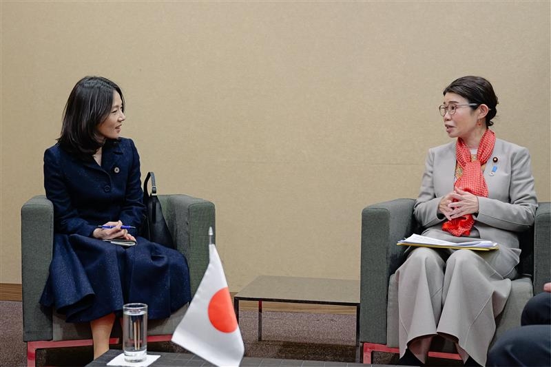 国光外務副大臣とキム・ジナ韓国外交部第二次官との会談の様子