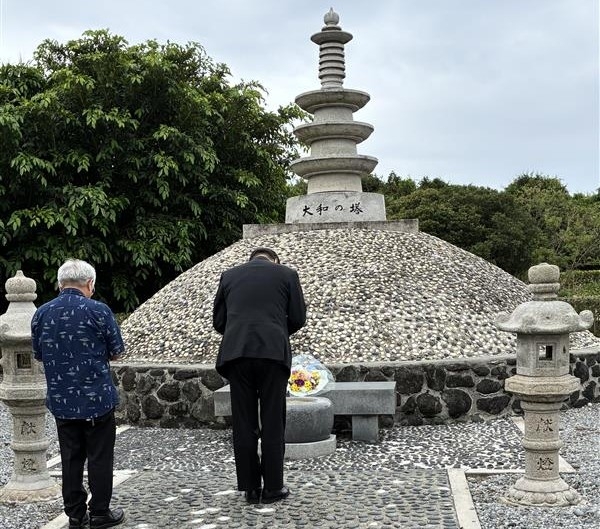 大和の塔にて献花をする堀井副大臣