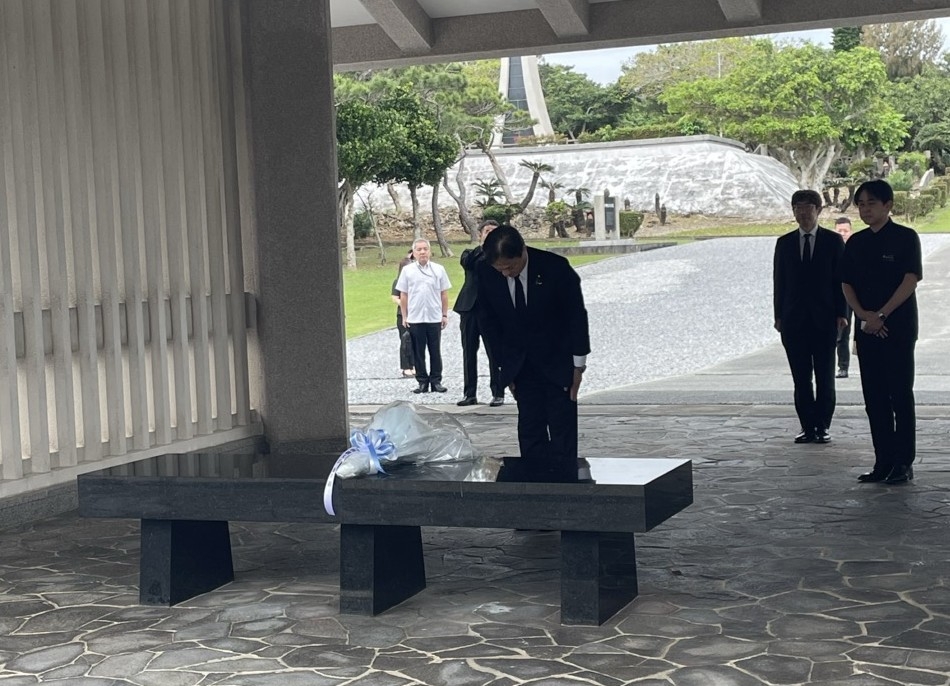 国立沖縄戦没者墓苑にて献花をする堀井副大臣
