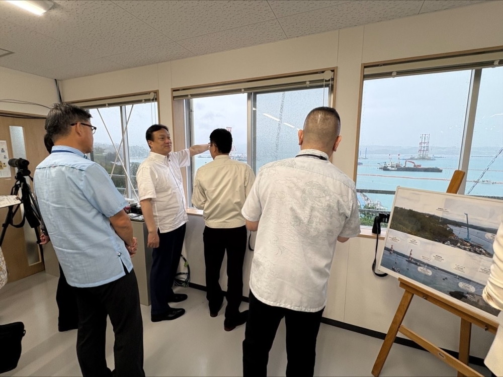 普天間飛行場代替施設建設現場を視察する堀井副大臣