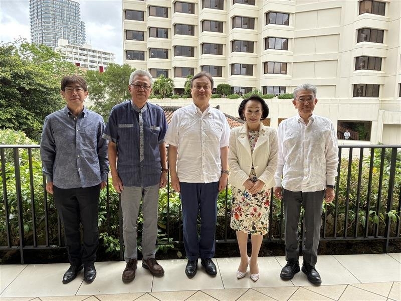 沖縄経済界関係者との集合写真