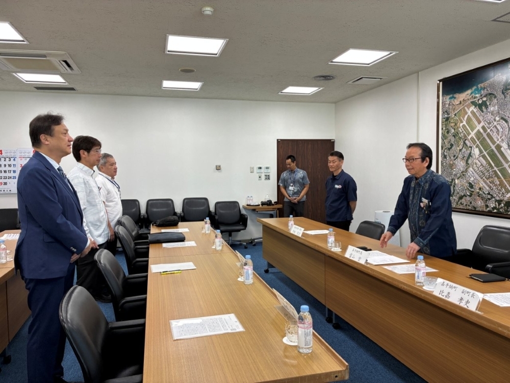 當山宏嘉手納町長との意見交換を行う堀井副大臣の様子