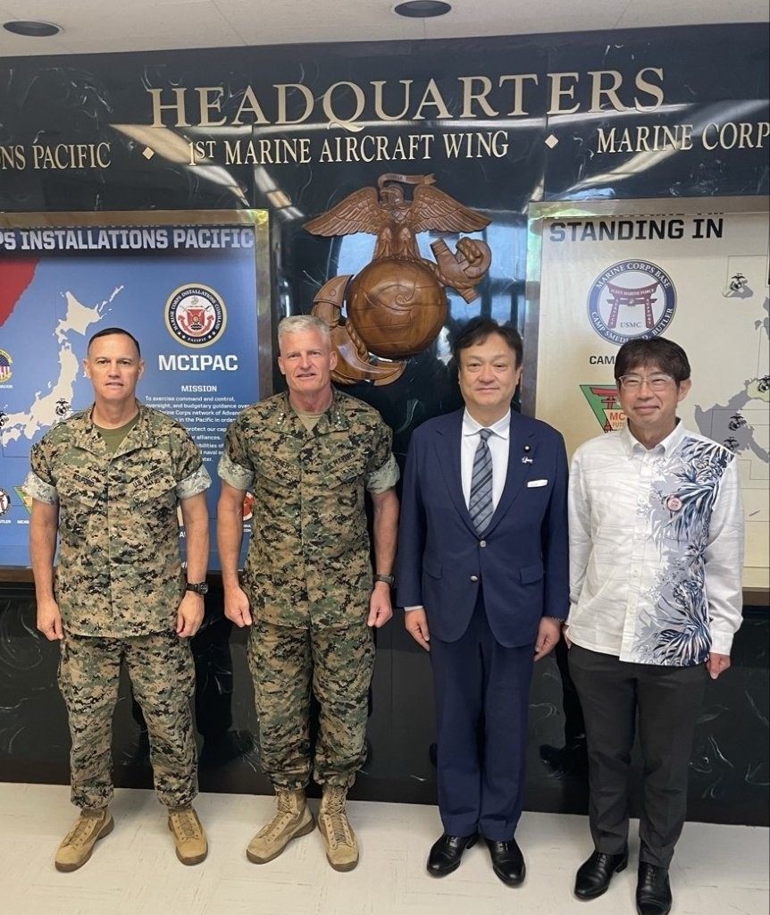 ロジャー・ターナー米海兵隊第3遠征軍司令官兼在沖米軍四軍調整官（中央）及びブライアン・ウォルフォード米海兵隊太平洋基地司令官（左端）との集合写真