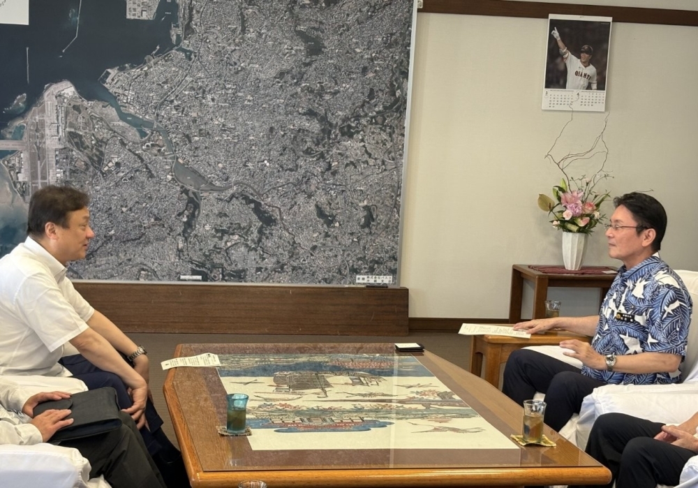 知念覚那覇市長と意見交換を行う堀井副大臣の様子