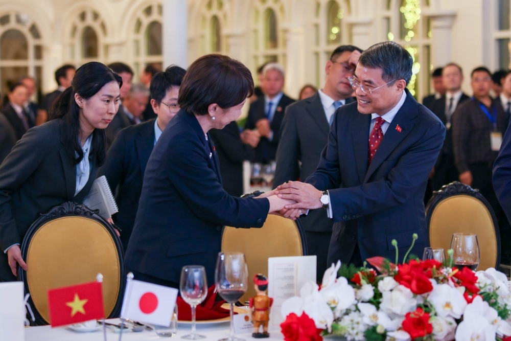 握手をする高市総理大臣とフン首相