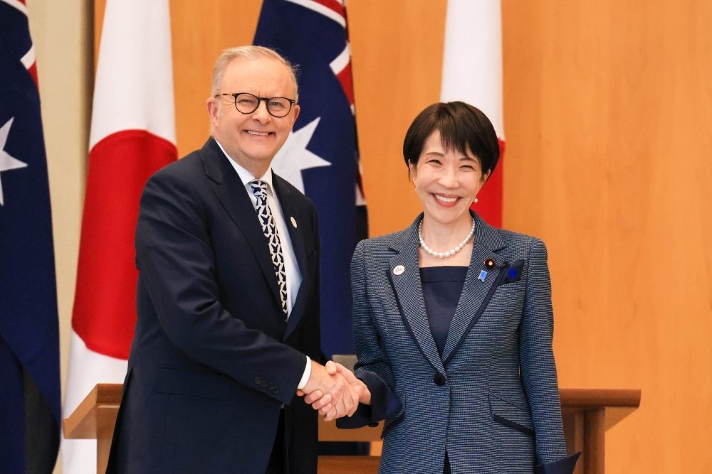 アルバニージー首相と握手する高市総理