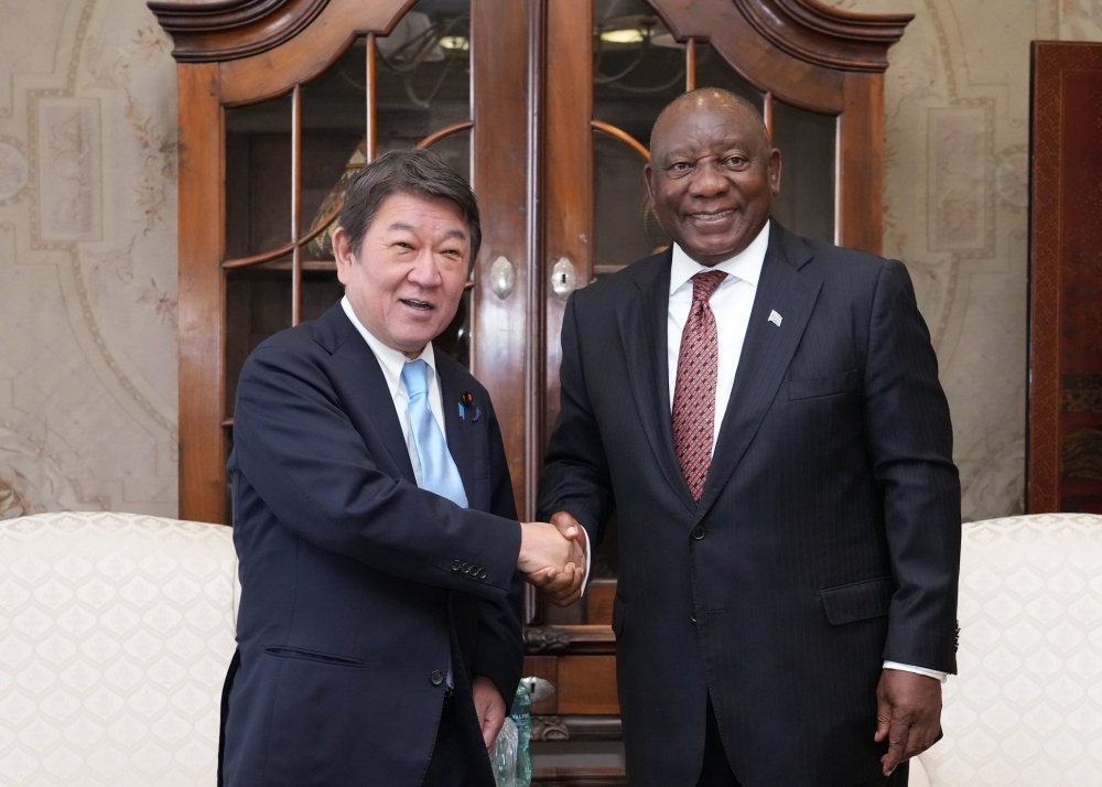 握手をするラマポーザ大統領と茂木大臣