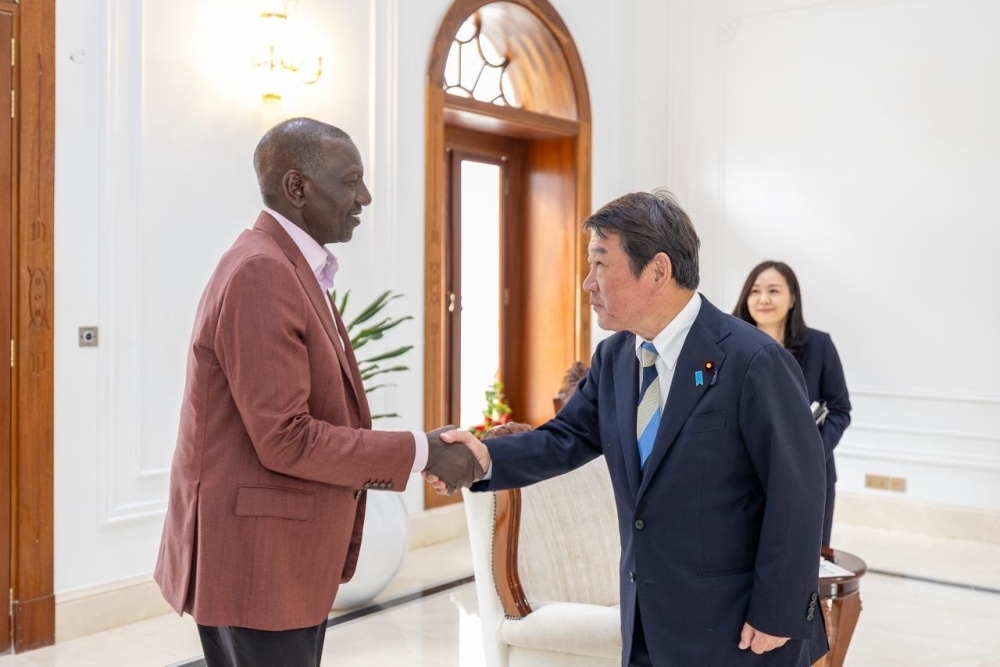 握手をするルト大統領と茂木大臣