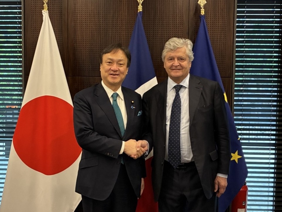 握手をする堀井副大臣とフォリシエ大臣