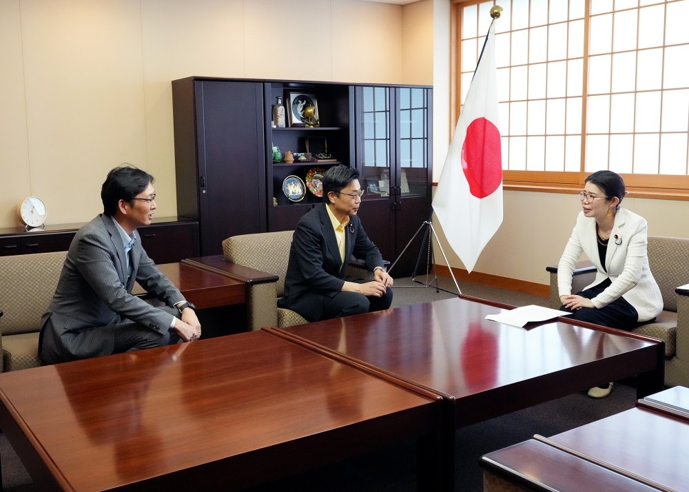 公明党国際保健推進委員会の秋野公造委員長及び高橋光男事務局長と意見交換をする国光外務副大臣