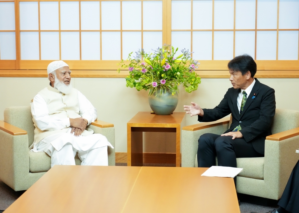 意見交換をする島田外務大臣政務官とショフィクル・ラーマンJI総裁