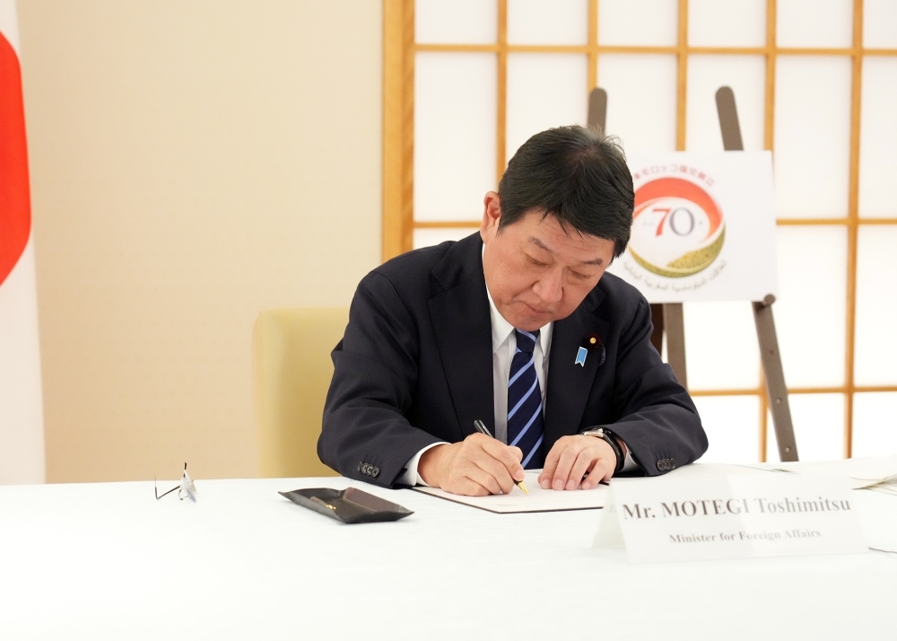 日・モロッコ共同声明文書に署名する茂木外務大臣