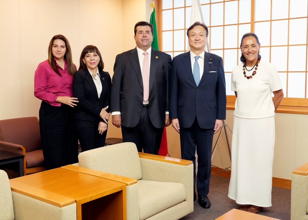 堀井副大臣とメキシコ下院議員団との記念撮影