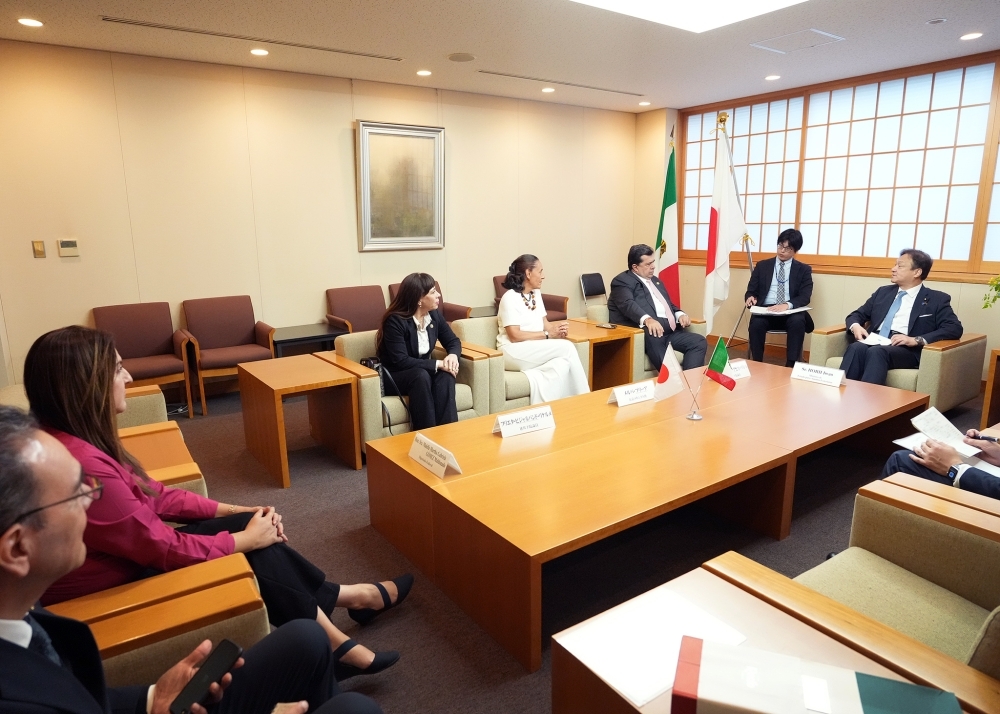 堀井副大臣とメキシコ下院議員団との懇談の様子