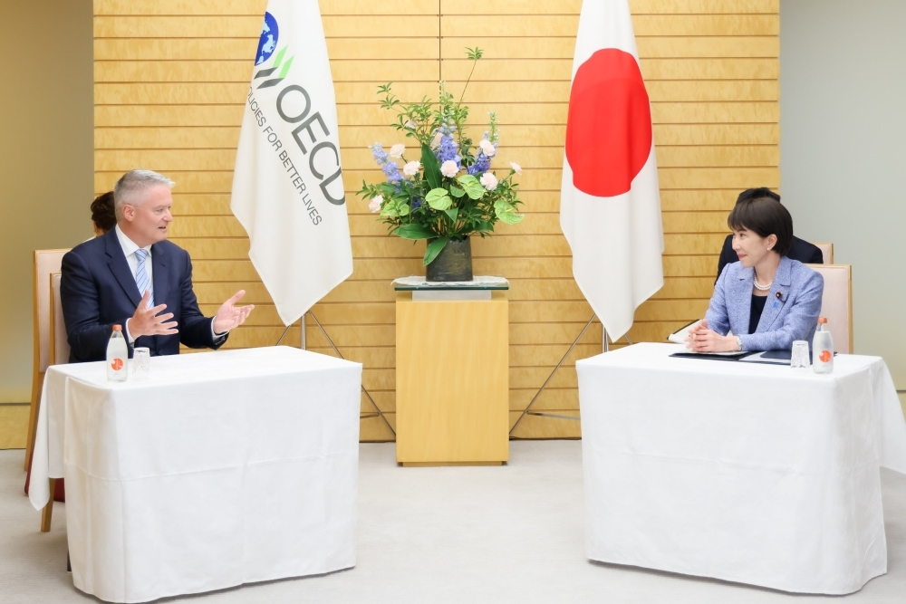 意見交換をする高市総理大臣とコーマン経済協力開発機構事務総長